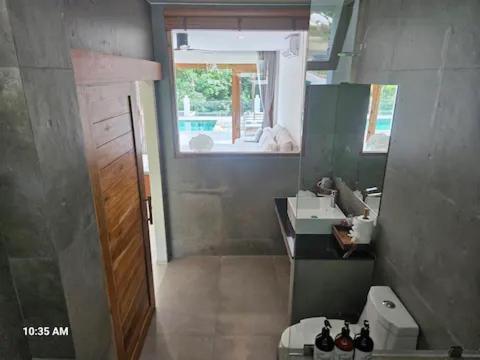 8 Bedroom Monkey 102